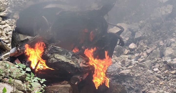उत्तराखंड: दर्दनाक हादसा: खाई में गिरी कार में लगी आग, दो लोगों की मौत