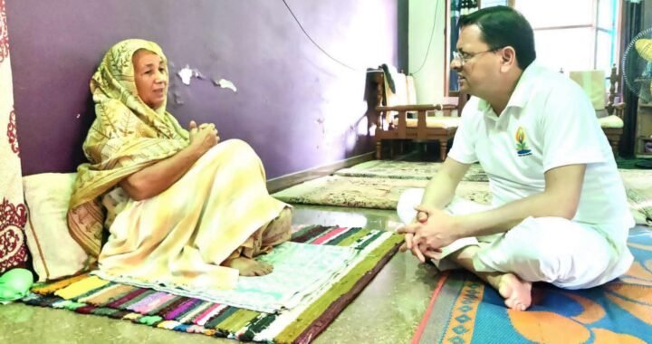 दुख की घड़ी में परिवारों के बीच पहुंचे सीएम धामी, लोगों ने कहा- ऐसा नेता कम मिलता है