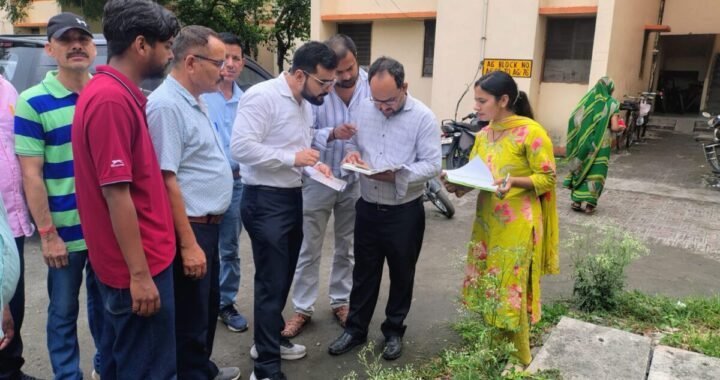लालकुआं : बिंदुखत्ता में घर-घर पहुंचकर हो रहा सत्यापन, पहले ही चरण में सामने आई अनियमितता