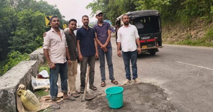 हादसों का इंतजार नहीं किया…युवाओं ने खुद उठाया फावड़ा, हाईवे के खतरनाक गड्ढे भरे
