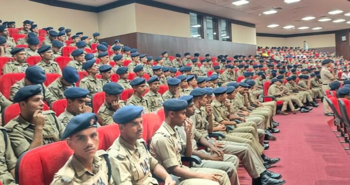 हल्द्वानी : कैंची धाम मेले की ब्रीफिंग में अनुशासनहीनता पर आईजी और एसएसपी सख्त