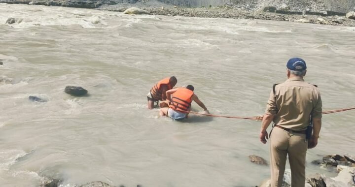 उत्तराखंड : अलकनंदा नदी में तैरता मिला बुजुर्ग का शव, सूचना मिलते ही मौके पर पहुंची पुलिस
