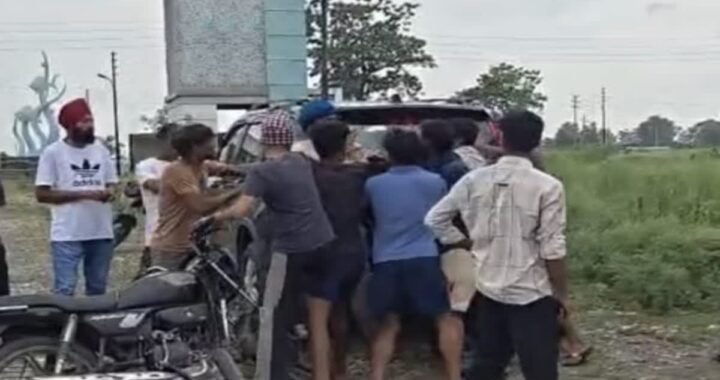 गाय पर मालिकाना हक को लेकर सड़क पर संग्राम, उत्तराखंड में यहाँ जमकर चले लाठी-डंडे