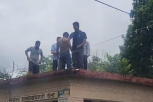 उत्तराखंड: पेट्रोल लेकर वन चौकी की छत पर चढ़ा युवक, कॉर्बेट में मच गया हड़कंप