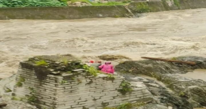 उत्तराखंड: उफनती मंदाकिनी नदी में फंसीं तीन महिलाएं