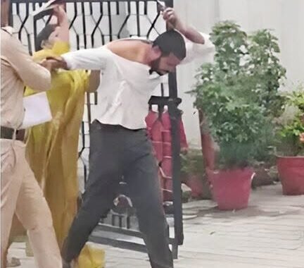 उत्तराखंड : शादी से इनकार पर युवती ने युवक को कोतवाली गेट पर चप्पलों से पीटा