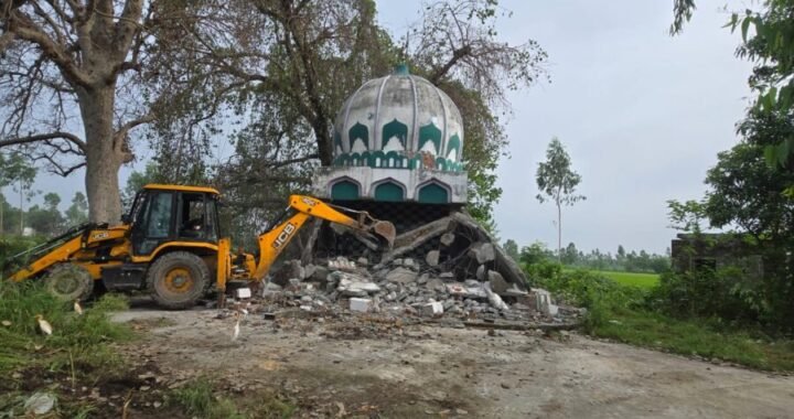 उत्तराखंड: देवभूमि से अवैध मजारों पर धामी सरकार के बुलडोजर की कारवाई जारी