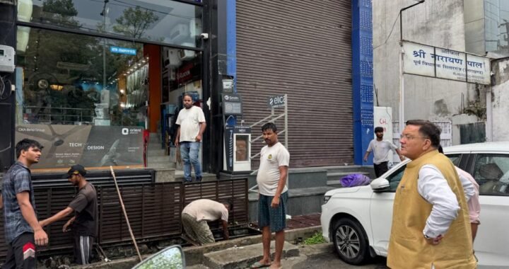 हल्द्वानी :(बड़ी खबर) मेयर को खुद खड़े होकर करानी पड़ रही नालियां साफ