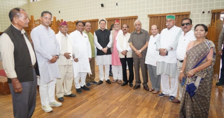 मुख्यमंत्री धामी से पूर्व विधायकों ने की शिष्टाचार भेंट, सबसे लंबे कार्यकाल पर दी बधाई