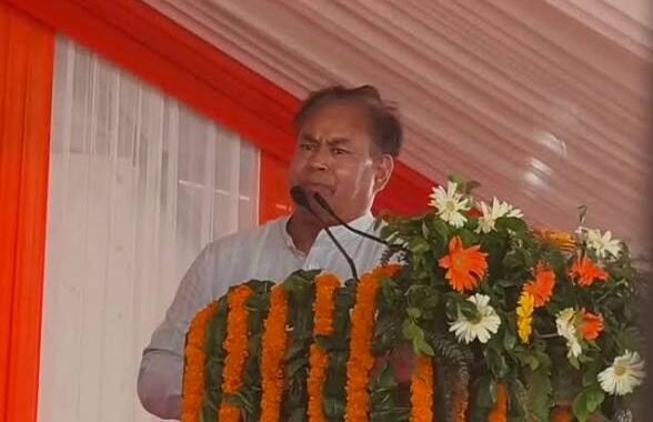 उत्तराखंड: कांग्रेस विधायक ने मंच से की सीएम धामी की तारीफ, कही ये बड़ी बात