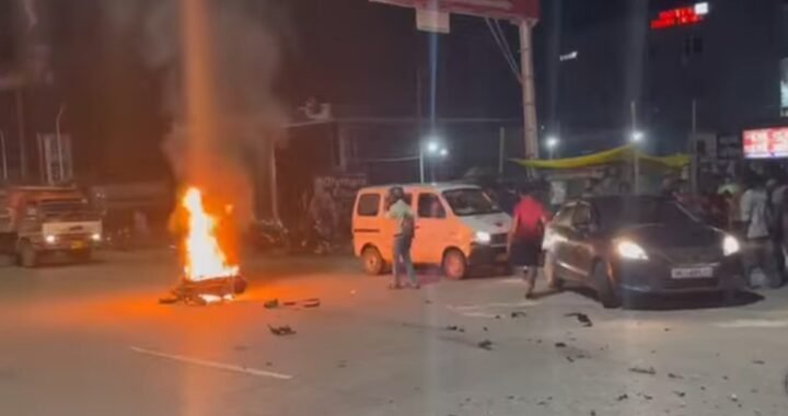 हल्द्वानी NH पर भीषण सड़क हादसा: रोंग साइड से आ रहे केंटर ने बाइक को मारी टक्कर, बाइक में लगी आग, दो गंभीर घायल