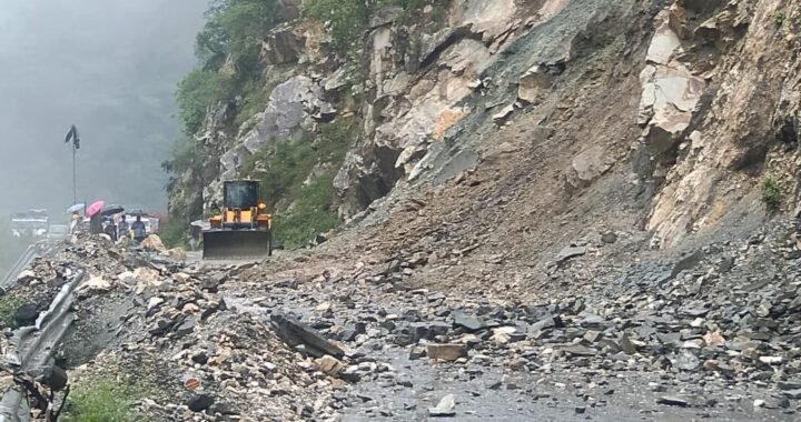 उत्तराखंड में मौसम का रेड अलर्ट जैसा हाल स्कूल बंद सड़कें बंद प्रशासन हाई अलर्ट पर