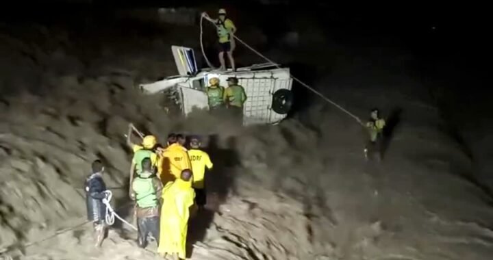 उत्तराखंड में यहां उफनती बीन नदी में पलटा मैक्स वाहन