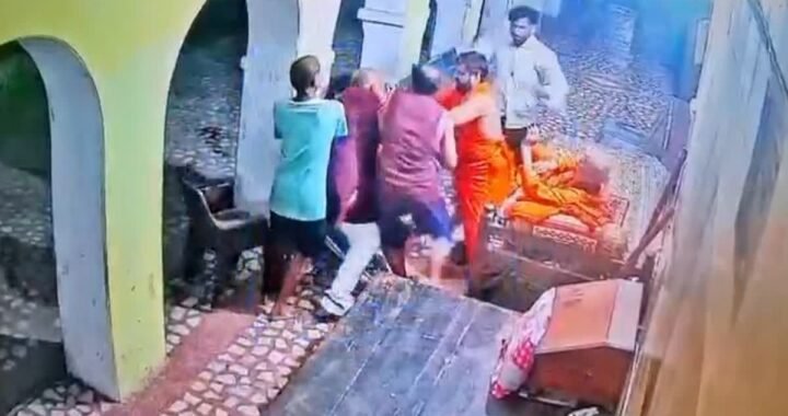 उत्तराखंड: यहाँ आश्रम में संत से मारपीट! CCTV में कैद हुई पूरी घटना