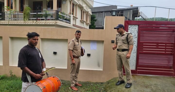 उत्तराखंड: ढोल-नगाड़ों के साथ पहुंची पुलिस, फरार कांग्रेस नेता समेत 3 के घर कराई मुनादी