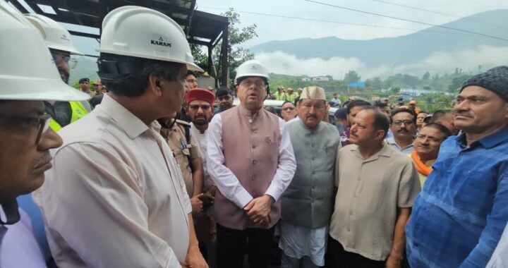 संकट की घड़ी में श्रमिकों के साथ खड़े दिखे CM धामी, खराब मौसम के बीच पहुंचे घटनास्थल