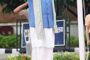 मुख्यमंत्री आवास में सीएम धामी ने फहराया तिरंगा, दिलाई राष्ट्रीय एकता की शपथ
