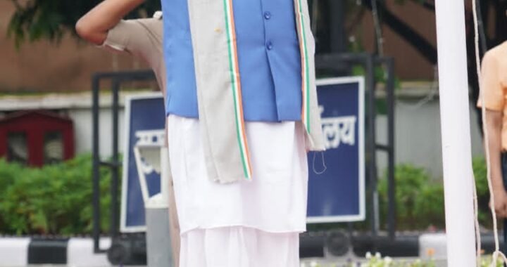 मुख्यमंत्री आवास में सीएम धामी ने फहराया तिरंगा, दिलाई राष्ट्रीय एकता की शपथ