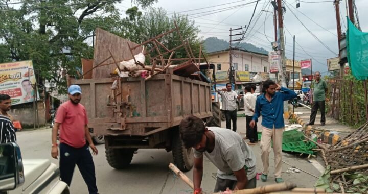 हल्द्वानी: फुटपाथ पर अतिक्रमण के खिलाफ नगर निगम का अभियान, 22 चालान कर वसूला हजारों का जुर्माना