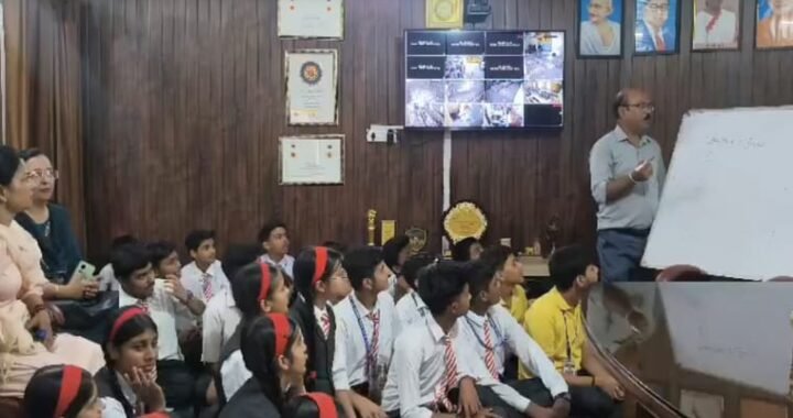 उत्तराखंड: यूनिफॉर्म और किताबें हो रहीं खराब, जलभराव से परेशान बच्चों ने नगर निगम में लगाई कक्षा