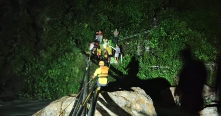 उत्तराखंड: नदी का जलस्तर बढ़ते ही जंगल में फंसे 6 छात्र, 6 KM पैदल चलकर पहुंची SDRF टीम