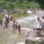 उत्तराखंड: शव लेकर उफनती नदी में उतरे ग्रामीण, 5 साल बाद भी नहीं बना टूटा पुल