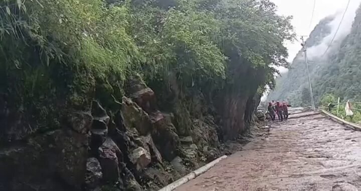 केदारनाथ यात्रा मार्ग पर मौत बनकर गिरा बोल्डर, स्थानीय यात्री की गई जान