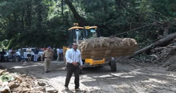 हल्द्वानी-नैनीताल रोड पर अचानक आया मलबा, थम गई गाड़ियों की रफ्तार; मौके पर पहुंचे SSP