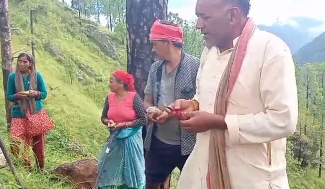 सड़क के लिए सालों से गुहार, नहीं सुनी तो उत्तराखंड में यहां ग्रामीण खुद फावड़ा लेकर उतर गए