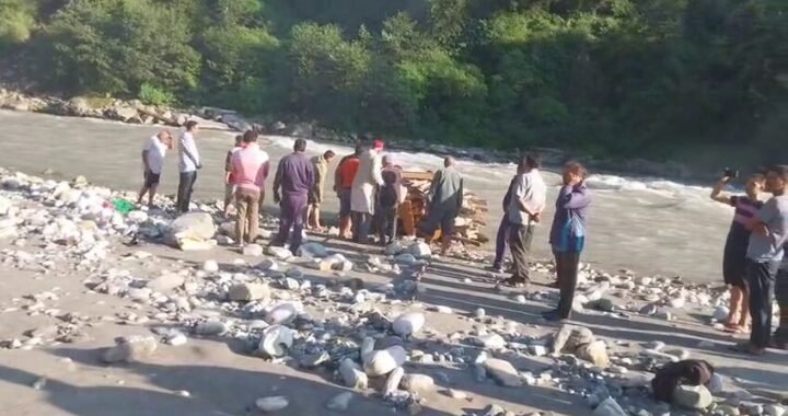 उत्तराखंड: तीन बहनों के इकलौते भाई थे आशीष, अचानक निधन से परिवार में मचा कोहराम; सैन्य सम्मान से अंतिम विदाई