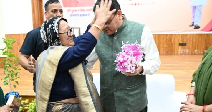 जन्मदिन पर सीएम धामी से मिलने उमड़ा उत्तराखंड, फूल-मालाओं के साथ शुभकामनाएं देने पहुंचे लोग