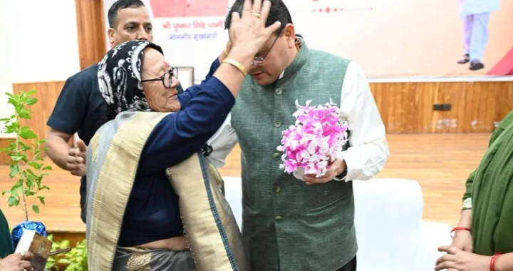 जन्मदिन पर सीएम धामी से मिलने उमड़ा उत्तराखंड, फूल-मालाओं के साथ शुभकामनाएं देने पहुंचे लोग