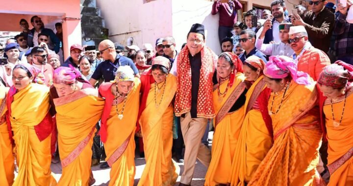 उत्तराखंड: सीएम धामी का दिखा लोक अंदाज, बदरीनाथ में चांचणी पर थिरके