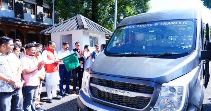 उत्तराखंड की संस्कृति को देश तक पहुंचाएंगे युवा, CM धामी ने हरियाणा जाने वाले दल को किया रवाना
