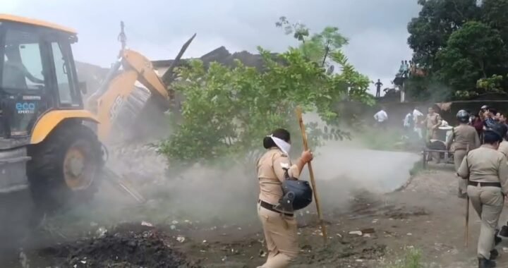 धामी सरकार का बड़ा एक्शन! सरकारी जमीन पर कब्जा करने वालों के मकानों पर चला बुलडोजर