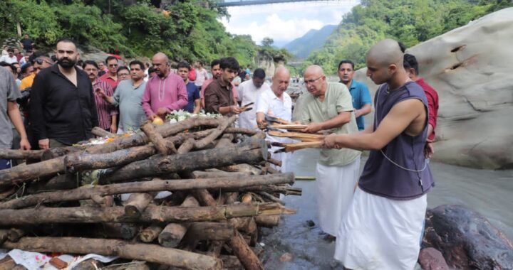 नैनीताल: जिला सूचना अधिकारी गिरिजा शंकर जोशी को नम आंखों से दी गई अंतिम विदाई, आज होगी शोक सभा