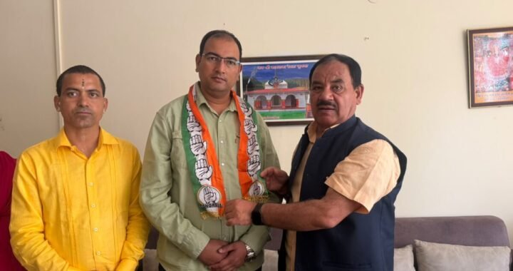 देहरादून : पूर्व भाजपा नेता धीरज चंद्रा ने साथियों सहित थामा कांग्रेस का दामन, डॉ. हरक सिंह रावत ने किया स्वागत