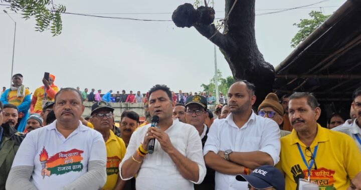 उत्तराखंड: बिंदुखत्ता आंदोलन में गरमाया माहौल, मंच से विधायक मोहन बिष्ट पर बरसे वक्ता