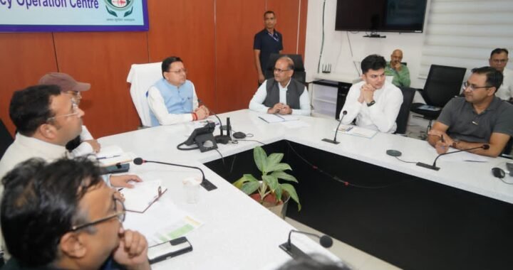 दिल्ली से लौटते ही आपातकालीन केंद्र पहुंचे CM धामी, 179 ट्रैकर्स-माउंटेनियर्स के रेस्क्यू की ली जानकारी