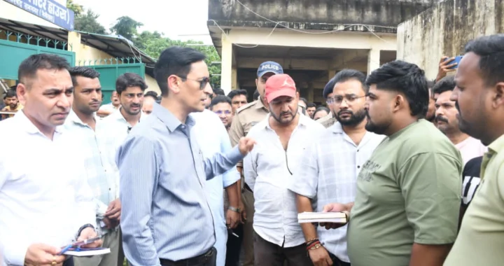 रामनगर नगर पालिका में औचक निरीक्षण से मचा हड़कंप, कमिश्नर दीपक रावत ने दिए सख्त कार्रवाई के निर्देश