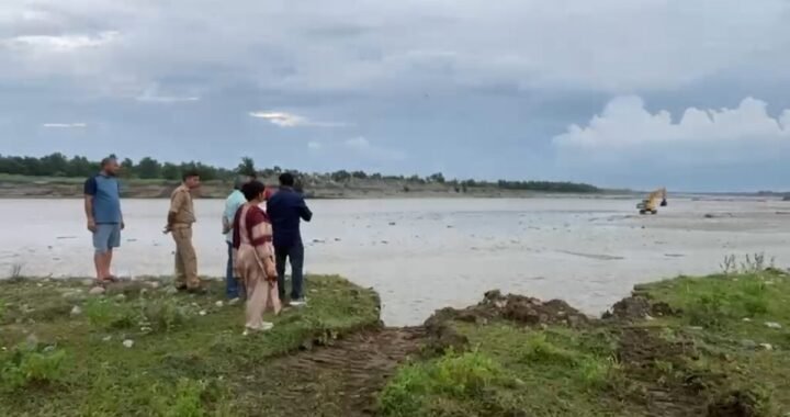 लालकुआं : जिलाधिकारी के निर्देश पर गौला में SDM ने उतरवाई JCB,