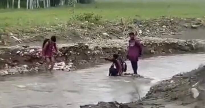 उत्तराखंड: यहां जान जोखिम में डाल नदी पार कर रहे स्कूली बच्चे, वीडियो सामने आते ही प्रशासन में मचा हड़कंप