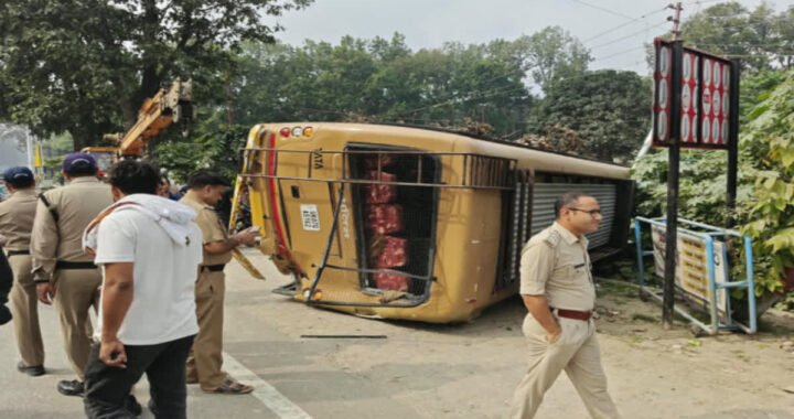 उत्तराखंड: यहां पुलिस बस को ट्रक ने मारी जोरदार टक्कर