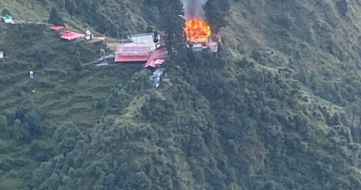 बागेश्वर: बदीयाकोट के प्राचीन मां भगवती मंदिर में भीषण आग, लकड़ी से बने ऐतिहासिक मंदिर को भारी नुकसान