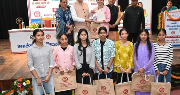 उत्तराखंड की 149 छात्राओं को सीएम धामी ने दिए स्मार्टफोन, बेटियों के लिए बताईं ये योजनाएं