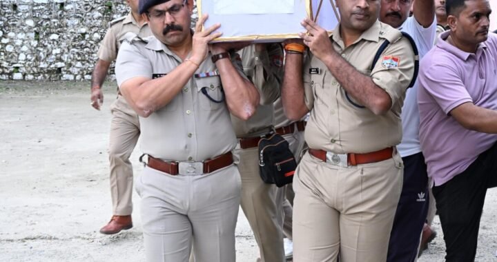 हल्द्वानी: कर्तव्यपथ का साथी हुआ विदा, आरक्षी प्रकाश नैनवाल को नैनीताल पुलिस ने दी अंतिम विदाई