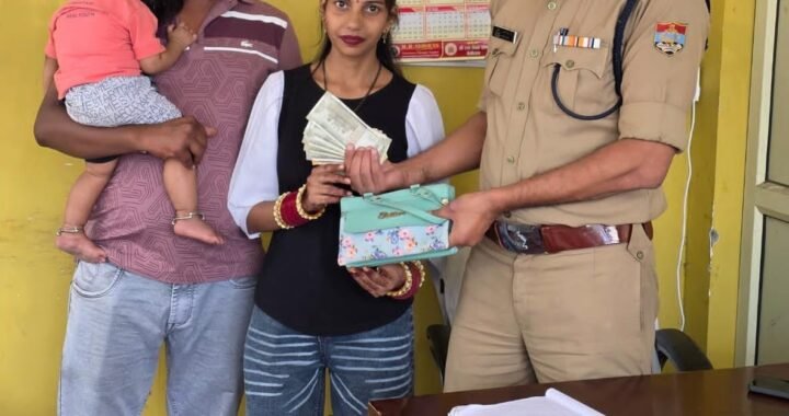 नैनीताल घूमने पहुंचे पर्यटक का पर्स हुआ गायब, पुलिस ने खोजकर लौटाई नकदी और जरूरी कार्ड
