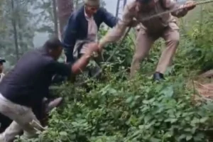 नैनीताल : भूमियाधार के पास खाई में गिरी स्कॉर्पियो, चालक की मौत, चार घायल