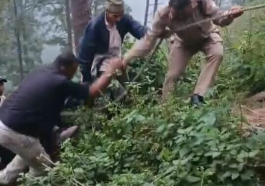 नैनीताल : भूमियाधार के पास खाई में गिरी स्कॉर्पियो, चालक की मौत, चार घायल