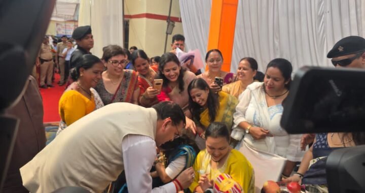 उत्तराखंड: बच्चों के बीच पहुंचे सीएम धामी, खुद परोसा खाना; गर्भवती महिलाओं की कराई गोदभराई